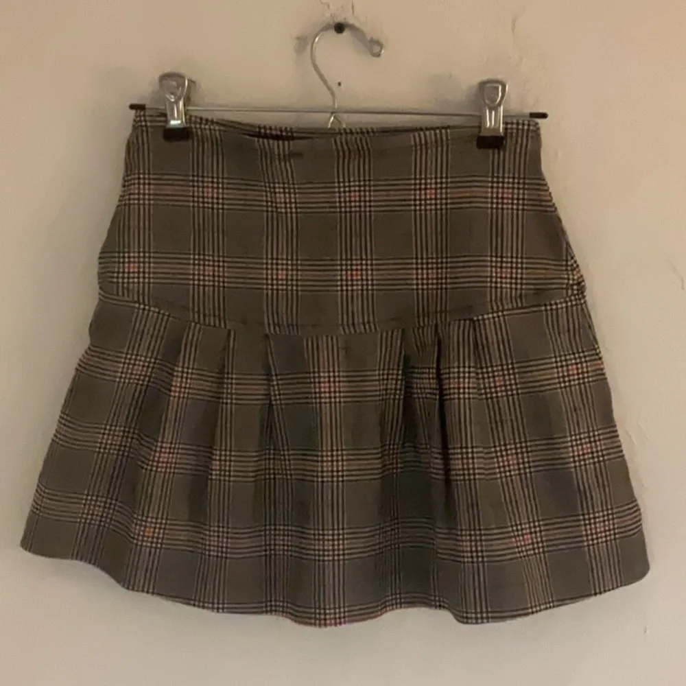 Sale! V&X Plaid Pleated Mini Skirt, Size S/P, Black/White/Red - Picture 2 of 3